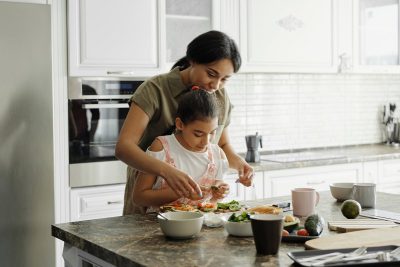 Preparazione in cucina con zafferano